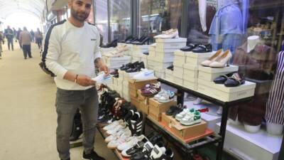 Hatay’ın Antakya ilçesindeki prefabrik çarşıda elektrikli motosikletle gelen 5 kişilik