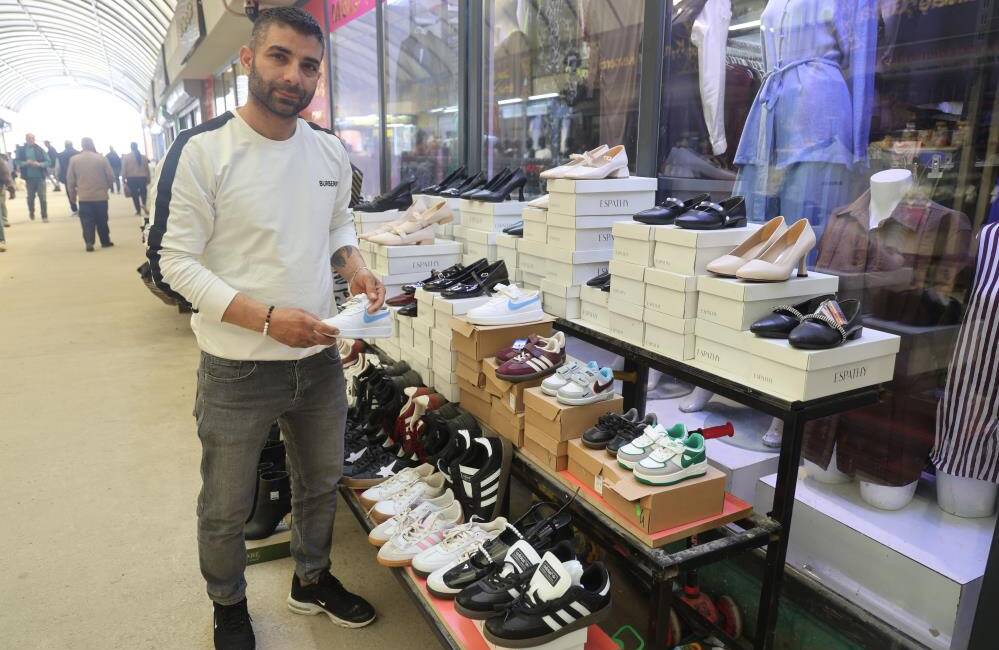 Hatay’ın Antakya ilçesindeki prefabrik çarşıda elektrikli motosikletle gelen 5 kişilik