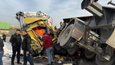 Hatay’ın Payas–İskenderun D817 Karayolu Sarıseki mevkiinde iki tırın çarpışması sonucu