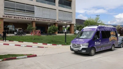 Hatay Büyükşehir Belediyesi (HBB), şehirde eğitim gören üniversite öğrencilerinin ulaşımını