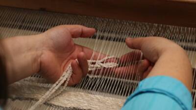 Hatay Büyükşehir Belediyesi, Samandağ’da yeniden kurulan dokuma tezgâhlarıyla geleneksel el