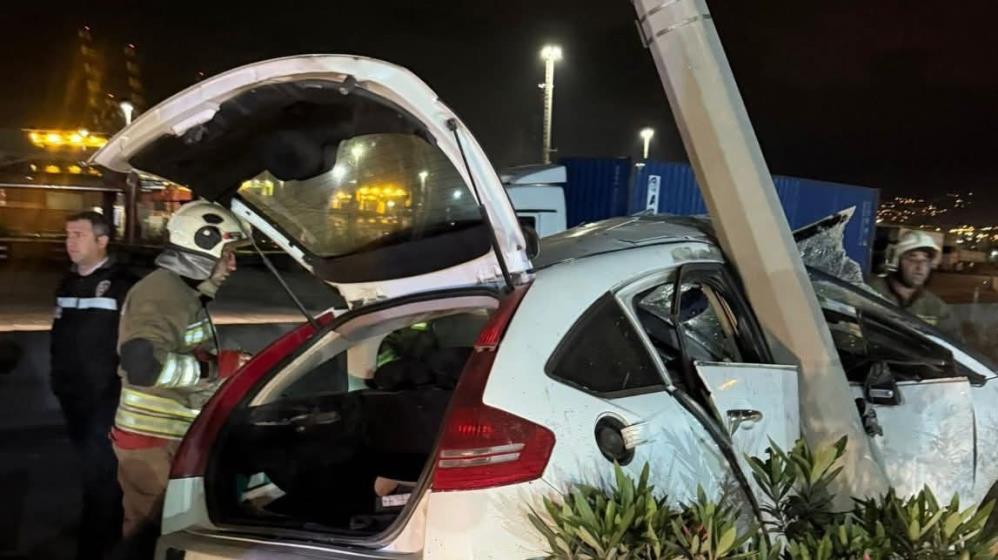 Hatay’ın İskenderun ilçesinde meydana gelen trafik kazasında, aydınlatma direğine çarpan