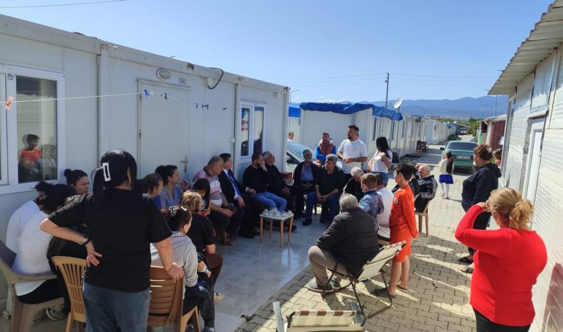 Hatay Milletvekili Servet Mullaoğlu, Defne’deki konteyner kentte depremzedelerle bir araya