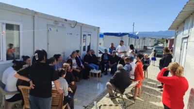 Hatay Milletvekili Servet Mullaoğlu, Defne’deki konteyner kentte depremzedelerle bir araya