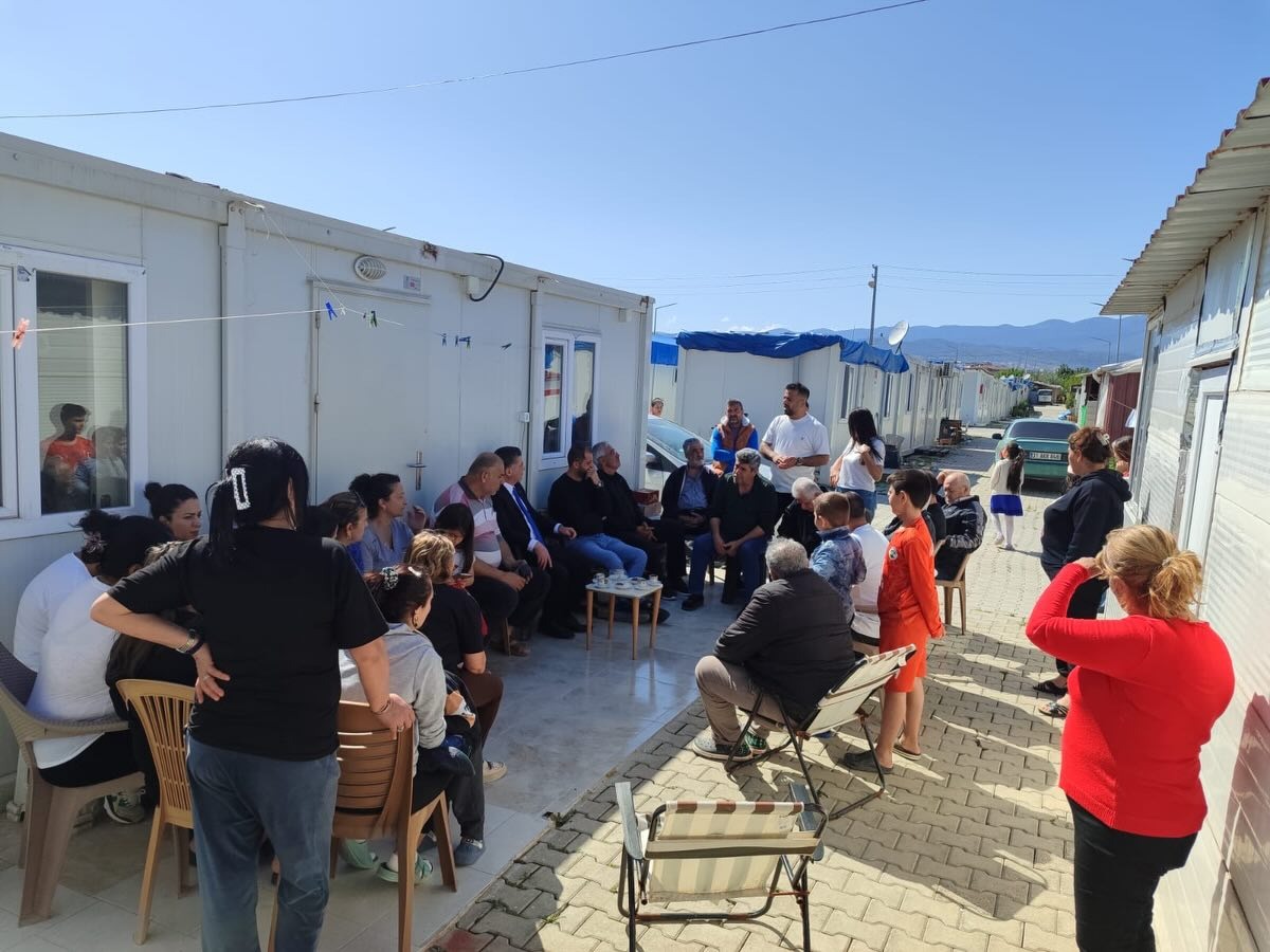 Hatay Milletvekili Servet Mullaoğlu, Defne’deki konteyner kentte depremzedelerle bir araya