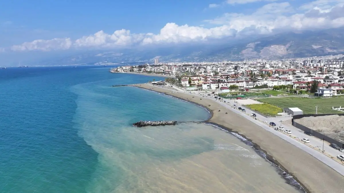 Arsuz Belediyesi’nin Karaağaç sahilinde yürüttüğü düzenleme projesinin ilk etabı tamamlandı.