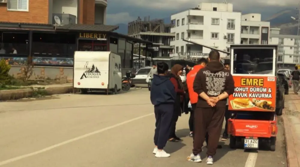 Hatay'da 1 metrekarelik ekmek teknesini motosiklet sırtında vatandaşların ayağına götüren