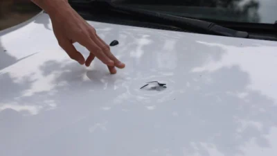 Hatay'da evin önünde park halinde bulunan otomobilin kaputuna yorgun mermi