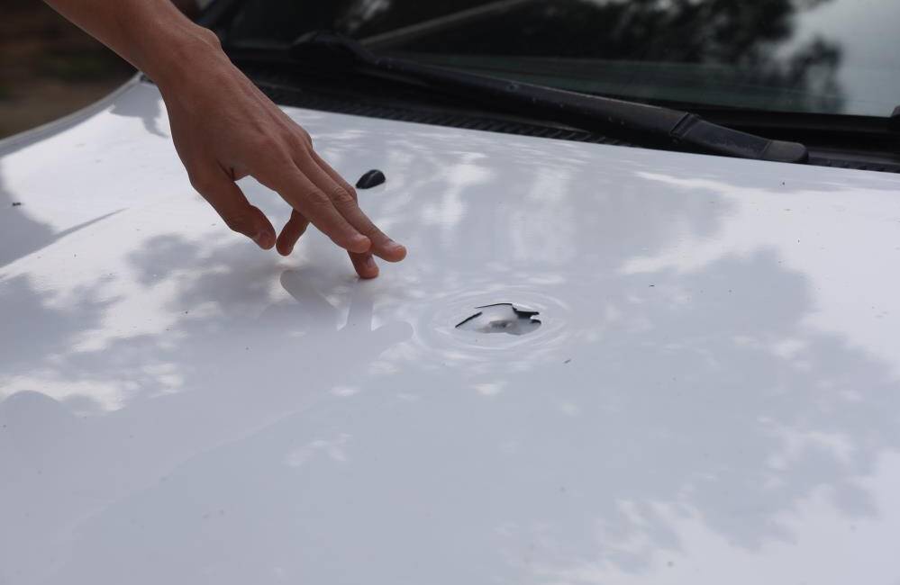 Hatay'da evin önünde park halinde bulunan otomobilin kaputuna yorgun mermi