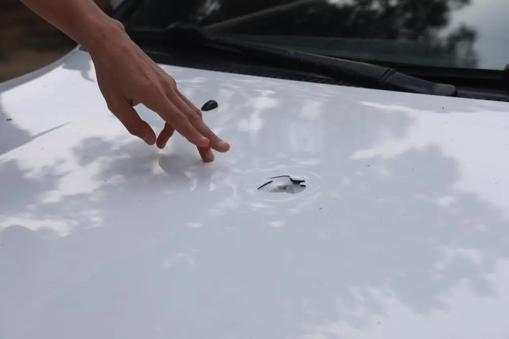 Hatay'da evin önünde park halinde bulunan otomobilin kaputuna yorgun mermi