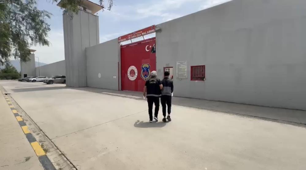 Hatay’da düzenlenen operasyonlarda, biri 15 yıl, diğeri 4 yıl 6