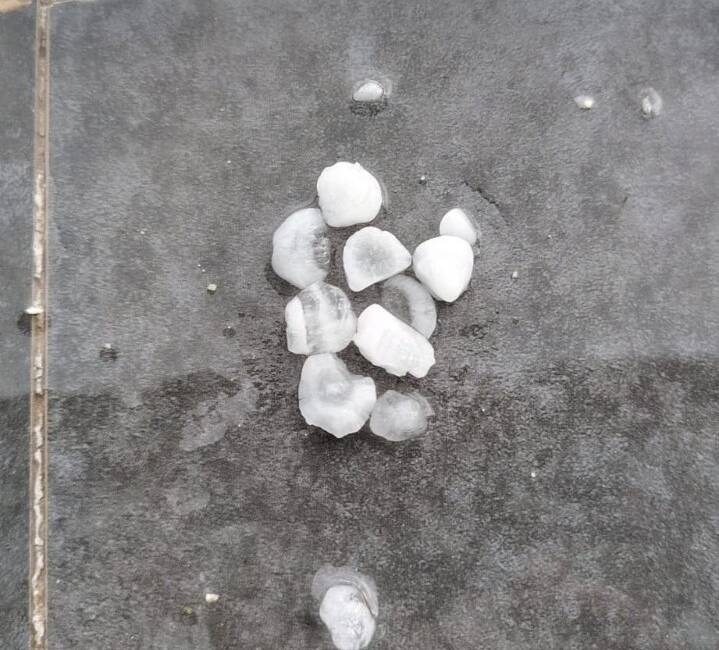 Hatay’da etkisini sürdüren ani hava değişimleri, bu kez dolu yağışıyla