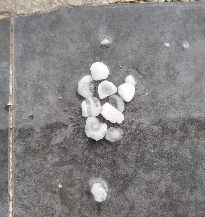 Hatay’da etkisini sürdüren ani hava değişimleri, bu kez dolu yağışıyla