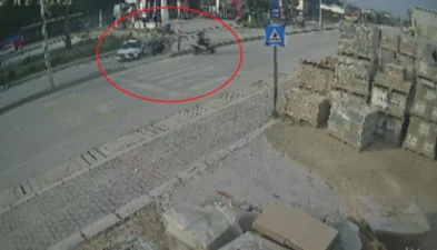 Antakya-Reyhanlı çevre yolunda yaya geçidinden dönüş yapan otomobile çarpan motosikletli