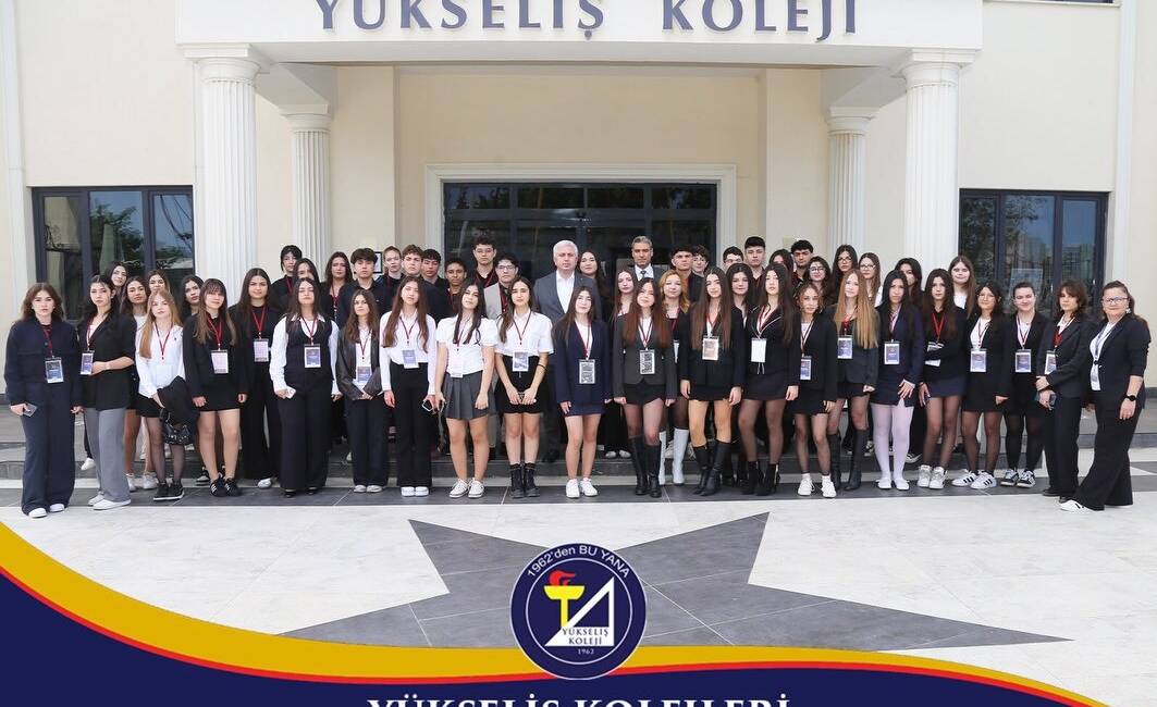 Öğrenciler, dünya sorunlarını tartıştıkları Model United Nations etkinliğinde diplomasi ve