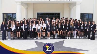 Öğrenciler, dünya sorunlarını tartıştıkları Model United Nations etkinliğinde diplomasi ve