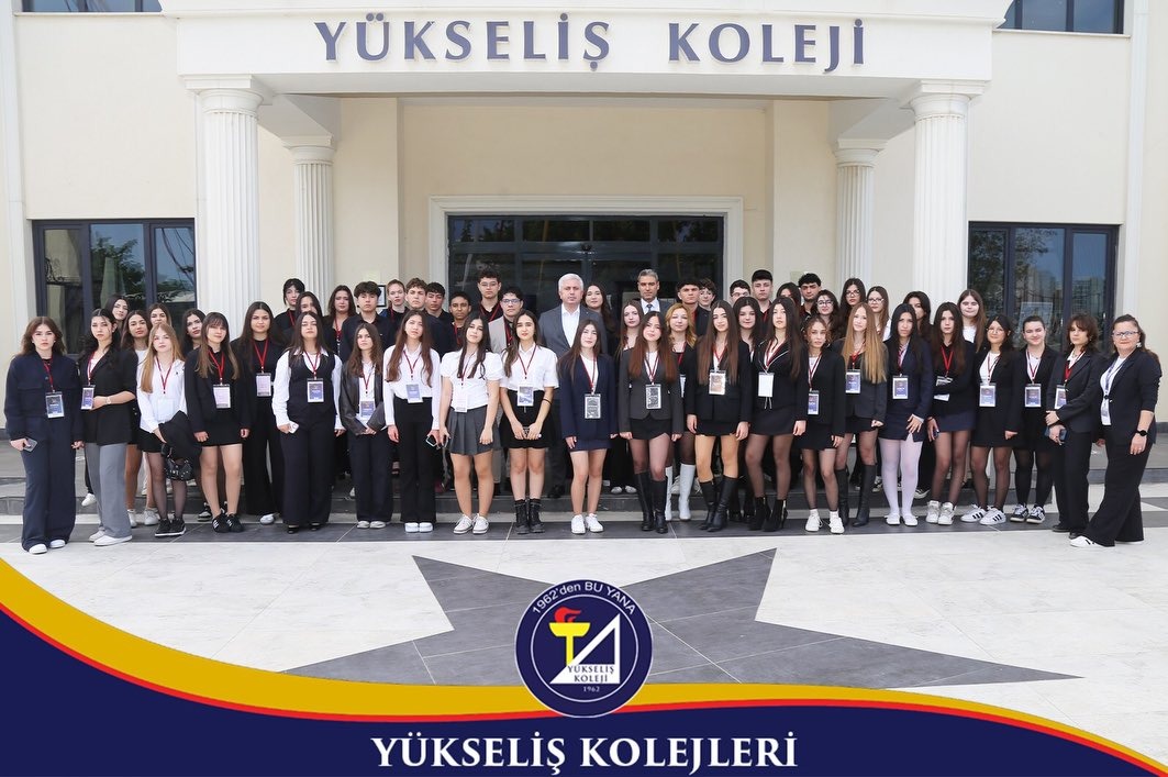 Öğrenciler, dünya sorunlarını tartıştıkları Model United Nations etkinliğinde diplomasi ve