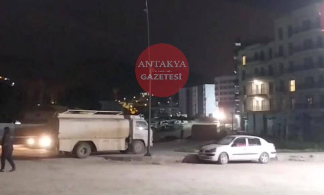 Hatay’ın Defne ilçesi Armutlu Kavşağı’nda yürütülen altyapı çalışmasında Bir inşaat