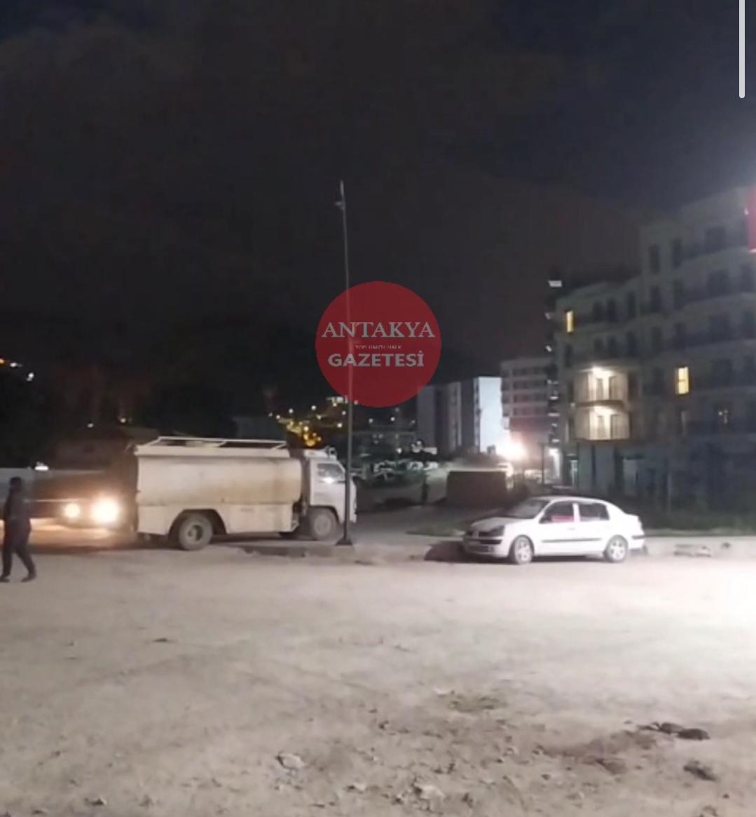 Hatay’ın Defne ilçesi Armutlu Kavşağı’nda yürütülen altyapı çalışması sırasında doğalgaz