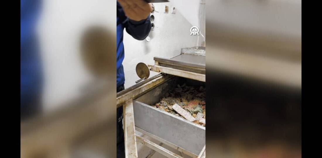 Hatay’ın Kırıkhan ilçesinde, yıkım kararı bulunan bir evde kaçak ve