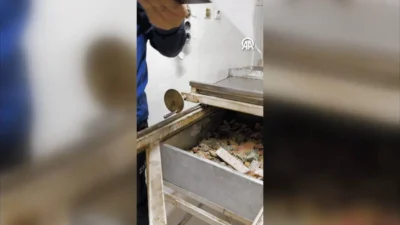 Hatay’ın Kırıkhan ilçesinde, yıkım kararı bulunan bir evde kaçak ve