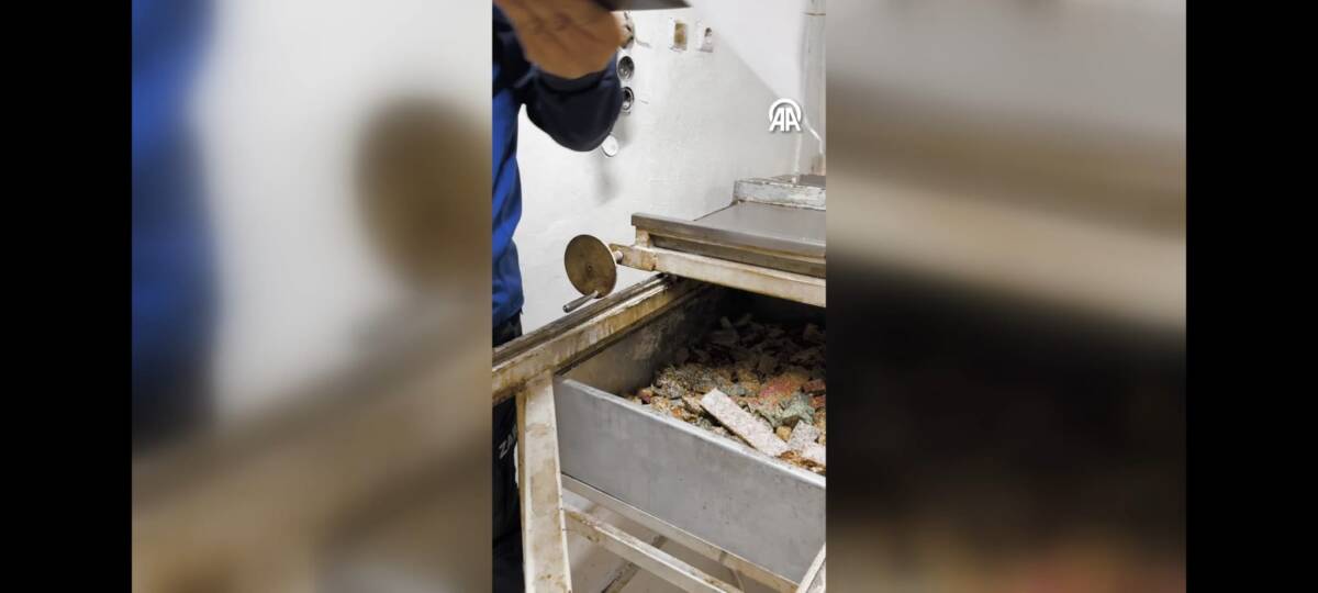 Hatay’ın Kırıkhan ilçesinde, yıkım kararı bulunan bir evde kaçak ve