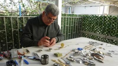 Hatay'da yaşayan saat ustası Ali Yardımcı, 13 yaşındayken hevesle başladığı