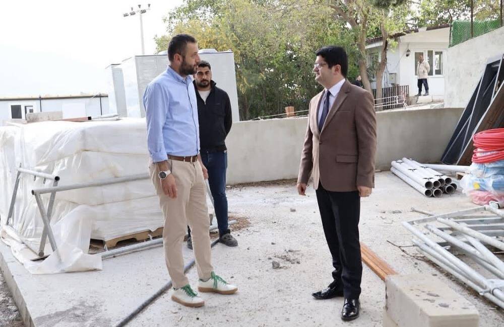 Hatay’ın Arsuz ilçesinde yapımı süren Sosyal Hizmet Merkezi binasında çalışmalar