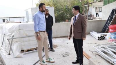 Hatay’ın Arsuz ilçesinde yapımı süren Sosyal Hizmet Merkezi binasında çalışmalar