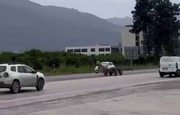 Hatay’da kontrolden çıkan sahipsiz bir at arabası, E5 Karayolu’nda trafikte