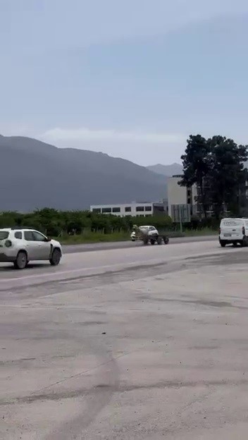 Hatay’da kontrolden çıkan sahipsiz bir at arabası, E5 Karayolu’nda trafikte