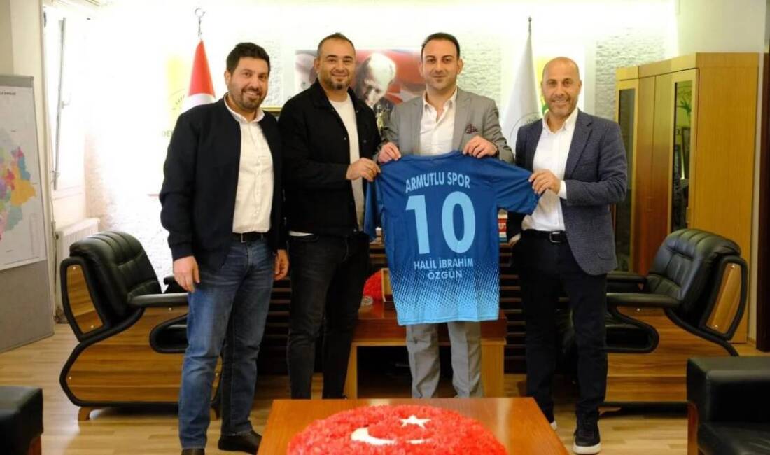 Defne Belediye Başkanı Halil İbrahim Özgün, Armutluspor Kulübü’nü belediyede ağırladı.
