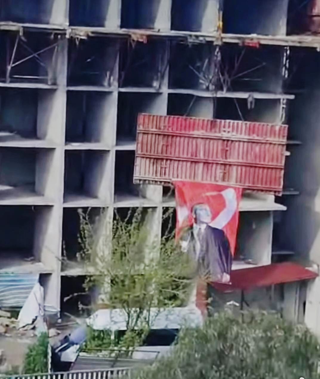 Hatay’ın Defne ilçesi Uğur Mumcu Bulvarı üzerinde yapımı devam eden