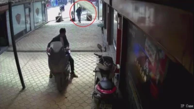 Hatay’da şiddetli fırtınanın uçurduğu prefabrik çarşının plastik çatısı yürüyen esnafı