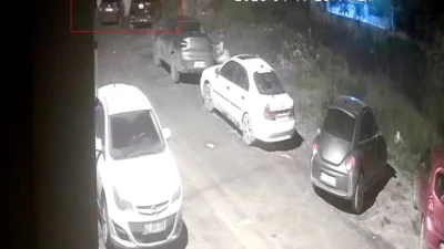 Hatay’da etkili olan kuvvetli fırtına, bir apartmanın çatısını uçurarak park