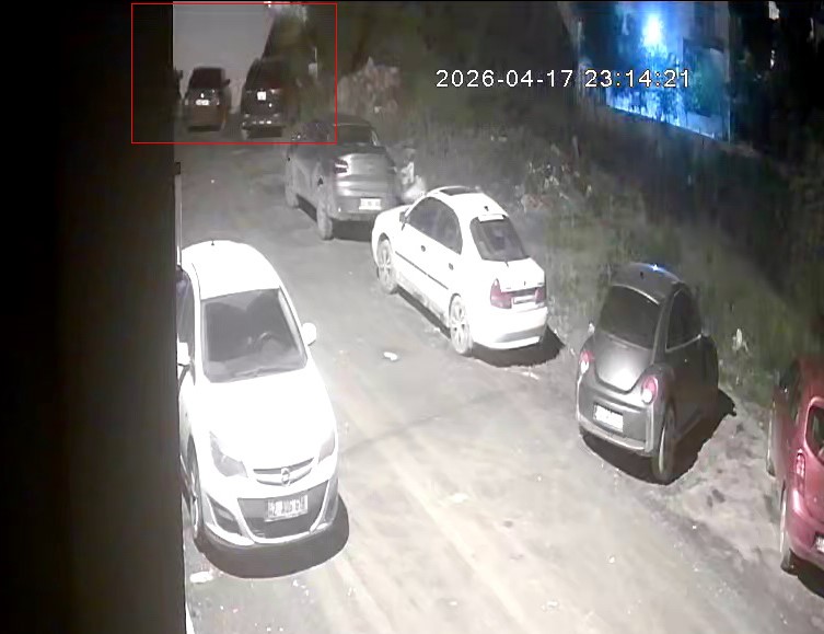 Hatay’da etkili olan kuvvetli fırtına, bir apartmanın çatısını uçurarak park