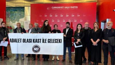 Adalet Peşinde Koşan Aileler Platformu üyeleri, uzun süredir devam eden