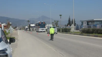Hatay’da trafik güvenliğini artırmaya yönelik denetimler aralıksız sürerken, dron destekli