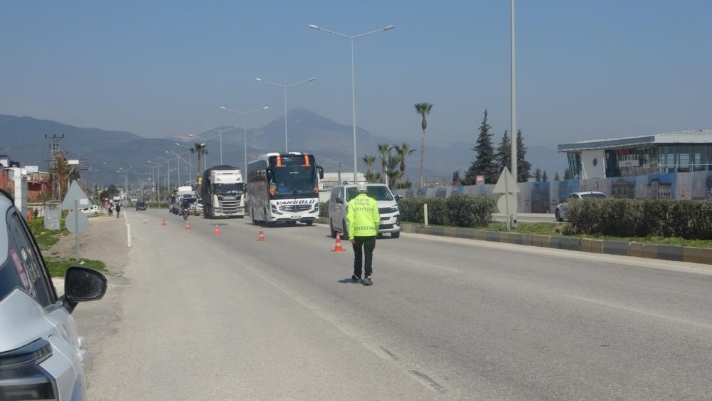 Hatay’da trafik güvenliğini artırmaya yönelik denetimler aralıksız sürerken, dron destekli