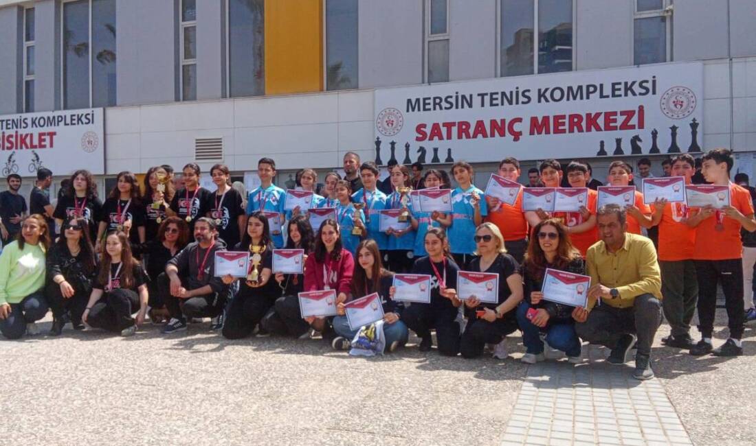 Hatay’ın Defne ilçesi, okul sporları kapsamında düzenlenen satranç turnuvalarında elde