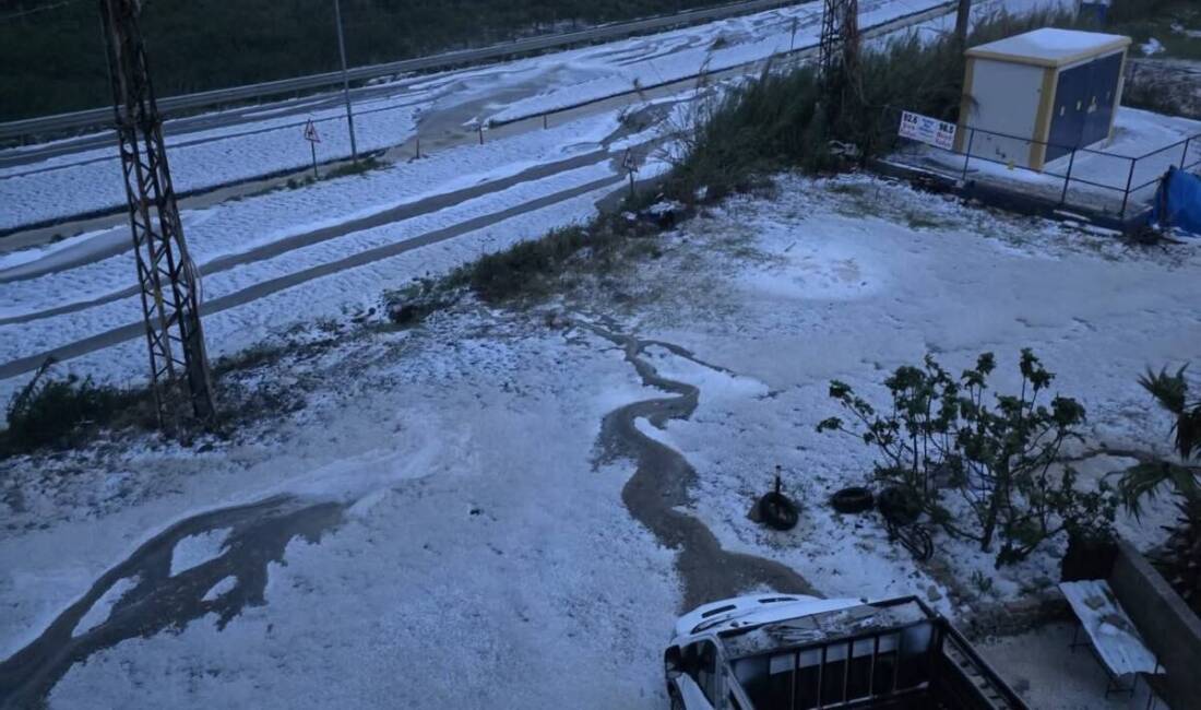 Hatay’ın Samandağ ilçesinde sabah saatlerinde etkili olan dolu yağışı, ilçe