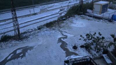 Hatay’ın Samandağ ilçesinde sabah saatlerinde etkili olan dolu yağışı, ilçe