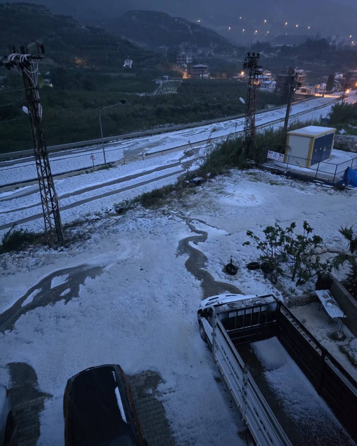 Hatay’ın Samandağ ilçesinde sabah saatlerinde etkili olan dolu yağışı, ilçe