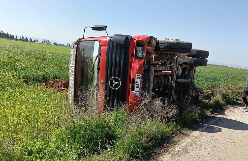 Hatay Kumlu’da seyir halindeyken kontrolden çıkan tır yol kenarına devrildi.