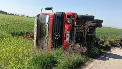 Hatay Kumlu’da seyir halindeyken kontrolden çıkan tır yol kenarına devrildi.