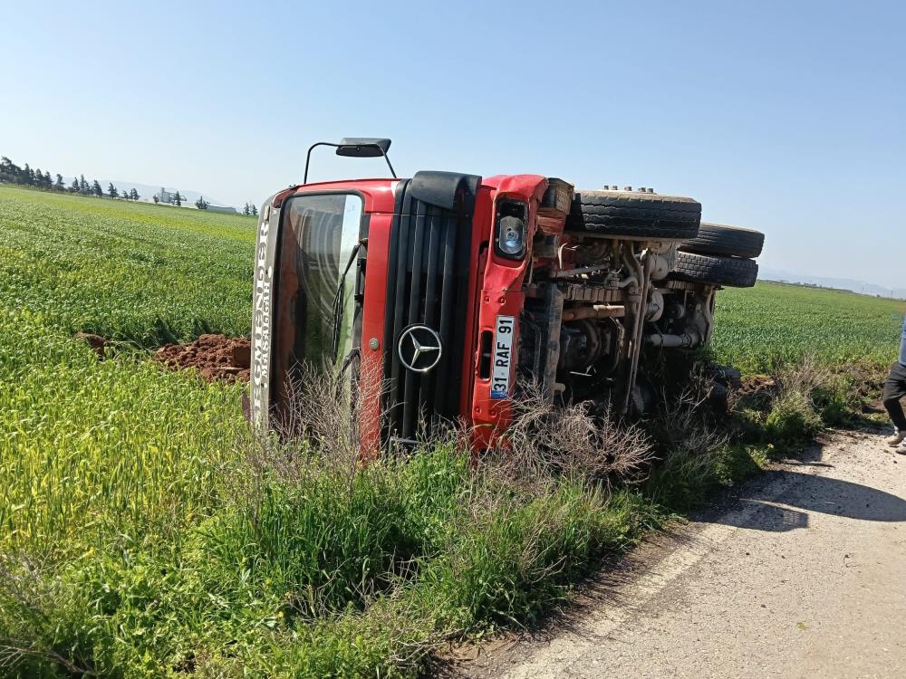 Hatay Kumlu’da seyir halindeyken kontrolden çıkan tır yol kenarına devrildi.