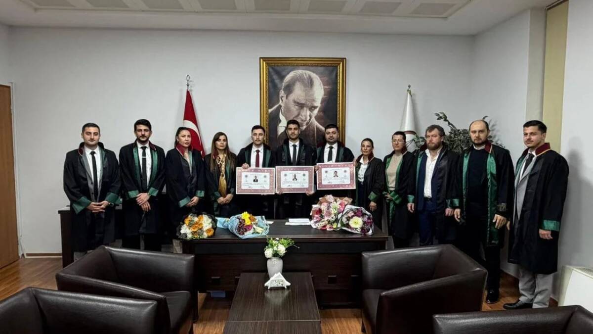 Hatay Barosu’nda staj dönemini başarıyla tamamlayan Metehan Varan, Mehmet Ali