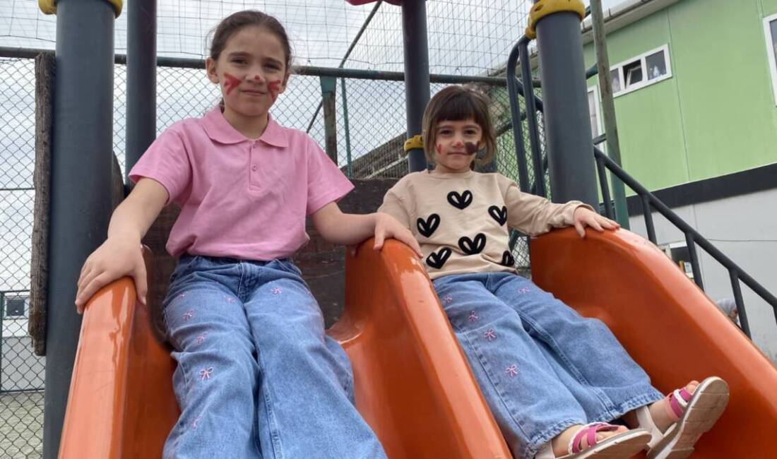 Hatay’ın Kırıkhan ilçesinde yetim çocuklara yönelik düzenlenen şenlikte, minikler hem