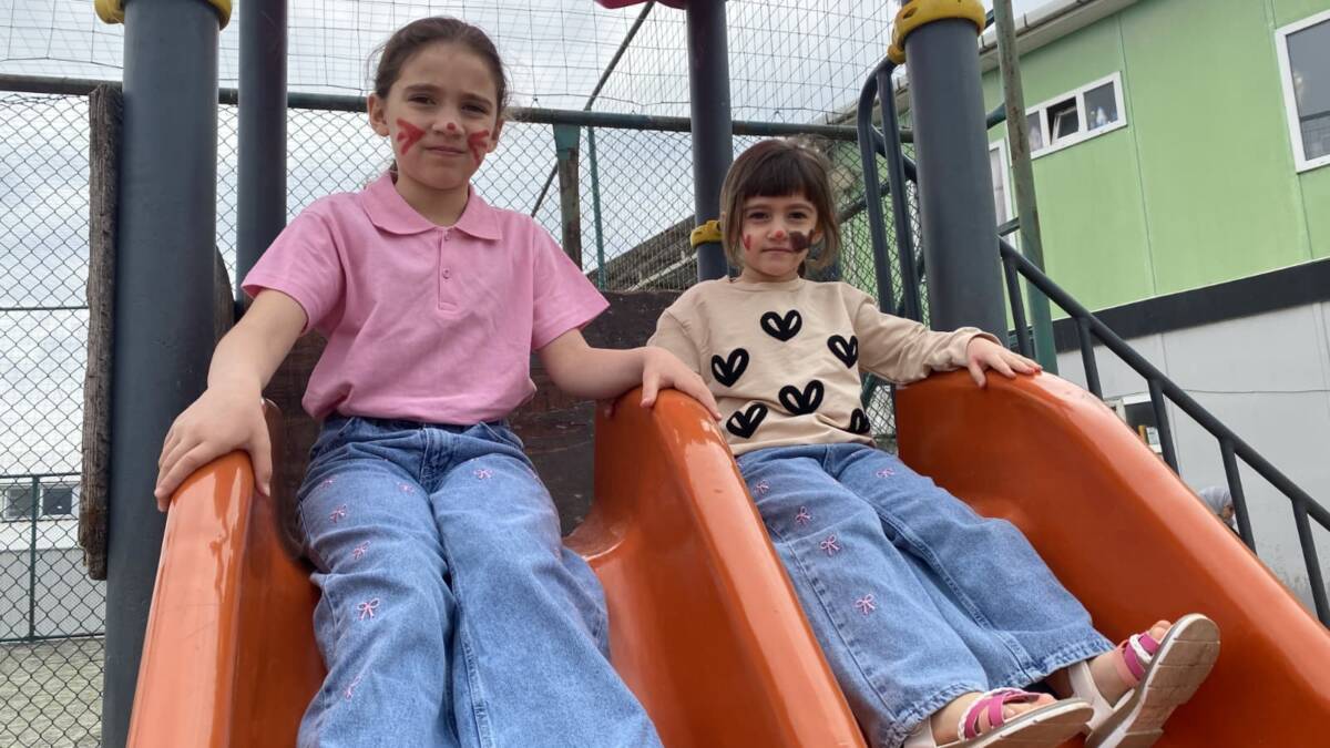 Hatay’ın Kırıkhan ilçesinde yetim çocuklara yönelik düzenlenen şenlikte, minikler hem