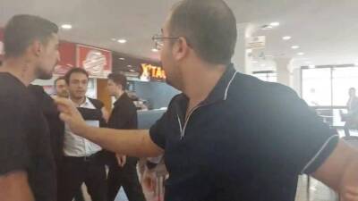 Hacettepe Üniversitesi’nde 1 Mayıs için afiş asan öğrenciler ile bir